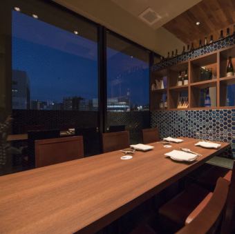 大きな窓から夜景が広がるテーブル席はデートシーンをより一層引き立ててくれます。上質な空間でごゆっくりとお過ごしください。