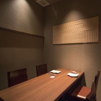 当店では個室をご用意しております。最大4名様となっており、記念日などのお祝いにぜひご利用ください。