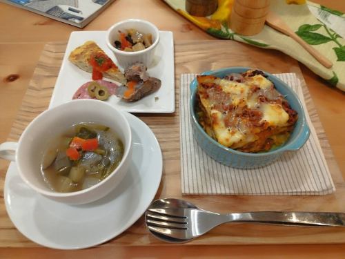 Lasagna lunch (includes assorted side dishes and soup)