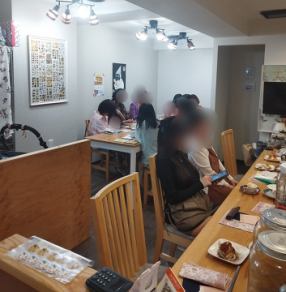 餐廳可供8至12人預約。我們可以提供自助餐或套餐。另外，如果您想利用商店空間舉辦活動或研討會，請與我們聯絡。