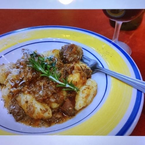 척진 지비에 멧돼지 고기 토스카나 스타일 뇨키와 함께