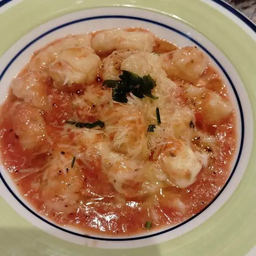 自家製ジャガイモのニョッキ２種のチーズとトマトソース