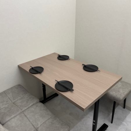黒を基調としたおしゃれな店内で盛り上がる事間違いなし♪