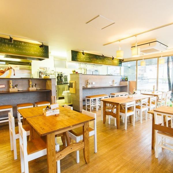 [Small banquet to private ♪] Large windows create an open space ♪ You can enjoy delicious food and sake while relaxing in the open space, so some customers will have to stay longer ☆ We are also accepting (20 people ~), so please feel free to contact us.