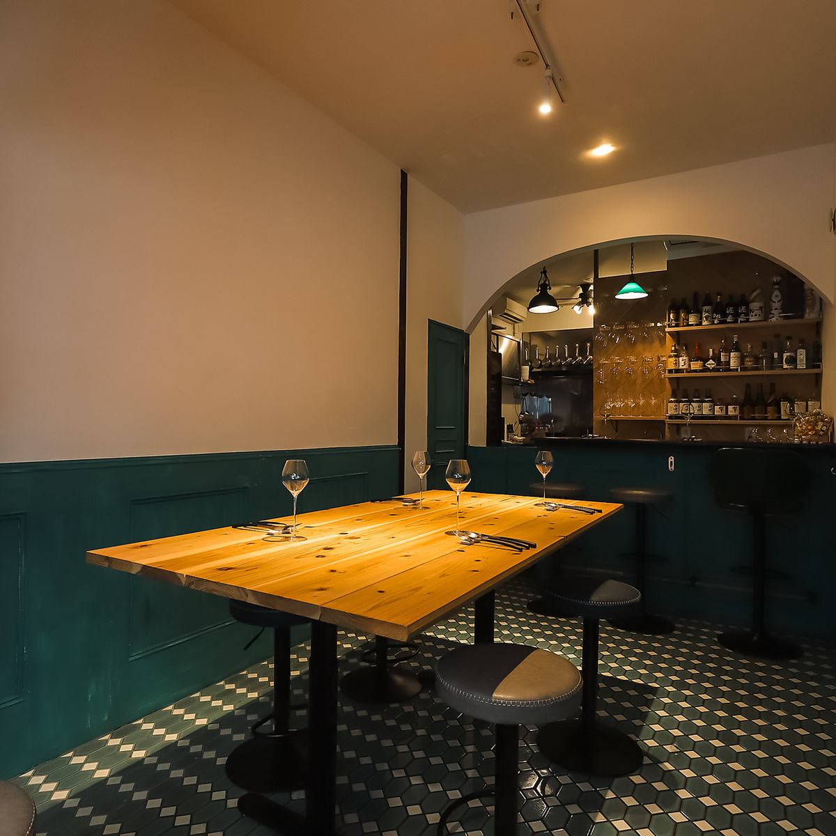 100種類のワインと季節の恵みを味わう◇シェアテーブルがもたらす、心温まるひととき