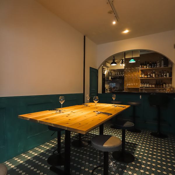 大きなシェアテーブルは、自然と会話が生まれる穏やかな交流の場。仕事終わりの方や、自分だけの時間を大切にする大人が気軽に集います。ワイン一杯からでも、遅い時間までどうぞごゆっくりお過ごしください。
