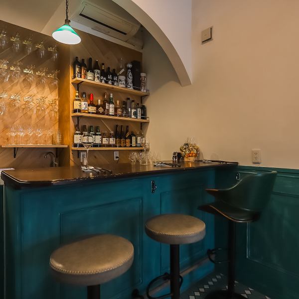 お一人様でも気兼ねなく楽しめるカウンター席もご用意。シェフの繊細な手仕事を眺めながら、一皿一皿に込められたこだわりをじっくりと味わう、自分だけの贅沢な時間をお楽しみいただけます。デートにもおすすめ。コースだけでなくウォークインでアラカルト料理を楽しんでいただけます。