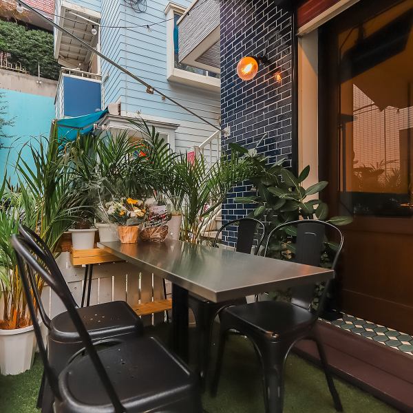 天気の良い日は、ペット同伴可能なテラス席で、愛犬と一緒にお食事をお楽しみいただけます。また、乳幼児から小学生までのお子様連れも歓迎しており、ベビーカーでの入店も可能なため、ご家族皆様で気兼ねなくご利用いただけます。