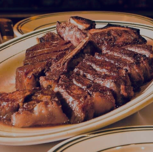 肉汁たっぷりのお肉を豪快に食べられる！当店定番のTボーンステーキ