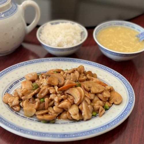 Service lunch set “Stir-fried chicken and mushroom” 880 yen