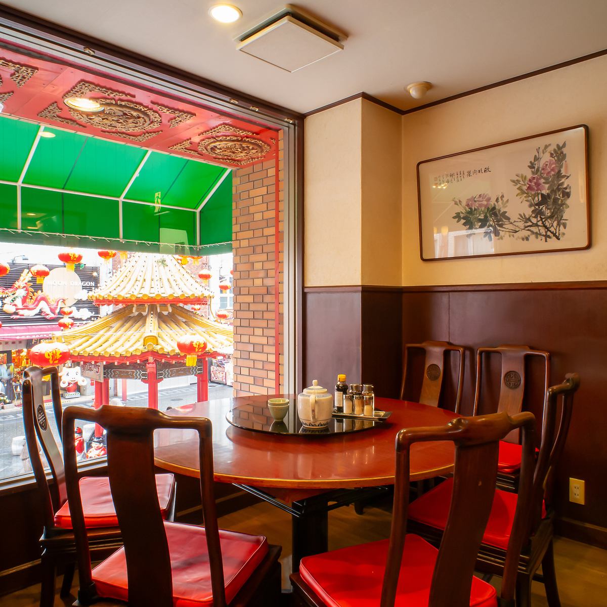 Enjoy a luxurious time with authentic Chinese food!Round table seating is also available♪