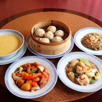【特别套餐】糖醋里脊、什锦蔬菜、扬州炒饭、小笼包等5道菜共2750日元（含税）