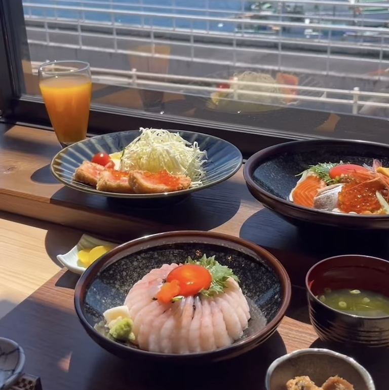 新鮮な海の幸をふんだんに盛り込んだ自慢の海鮮丼をご提供します