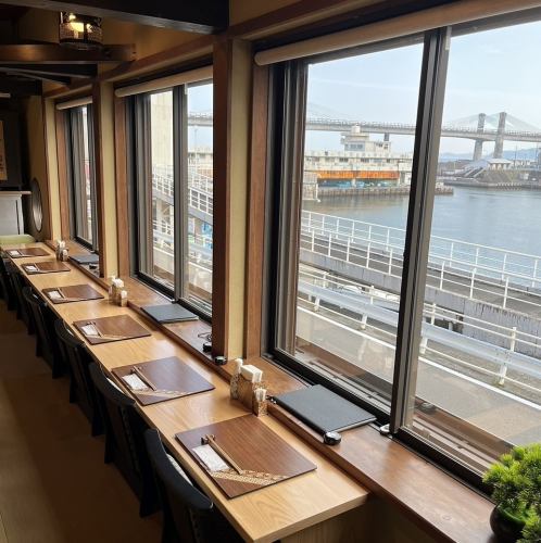 <p>早川で漁港を一望できる当店は、一人でも気軽に来店できる雰囲気で貸切や宴会、接待、デート、カジュアル利用など、様々なシーンに対応可能。特別な日を祝うための誕生日限定クーポンもご用意しており、ハレの日の利用にもおすすめです。新鮮な海鮮料理を楽しみながら、素敵な時間をお過ごしください。</p>