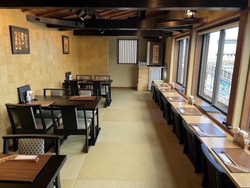 <p>リノベーションされた店内は美しく、階段を上ると絶景が広がります。向かいには駐車場も完備しており、車での来店も便利です。落ち着いた木のぬくもりが溢れる空間で、こだわりの海鮮丼をお楽しみいただけます。新鮮な海の幸を使った料理は、味だけでなく見た目にも美しく、心温まるひとときを演出します。</p>