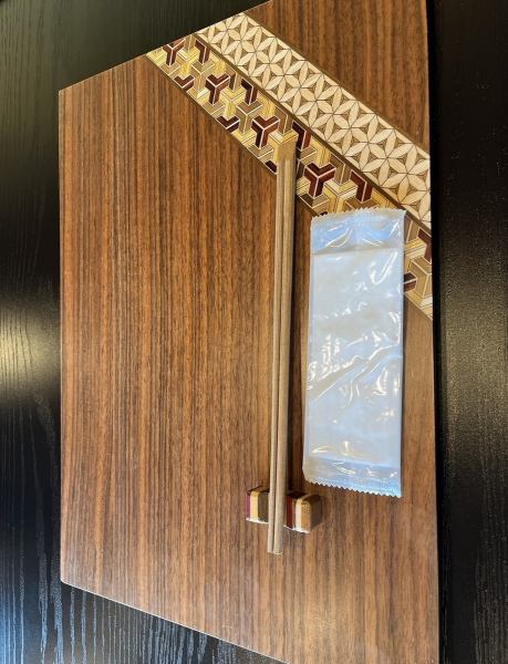 寄木細工は日本の伝統的な木工技術で、異なる種類や色合いの木材を組み合わせ、幾何学模様や美しいパターンを生み出します。当店では、お箸やお盆、内装にこの工芸品を使用しており、自然素材の温かみと計算されたデザインが調和した美しさをご提供しております。伝統と現代が融合した作品を、ぜひご覧ください。