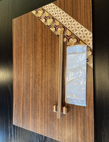 <p>寄木細工は日本の伝統的な木工技術で、異なる種類や色合いの木材を組み合わせ、幾何学模様や美しいパターンを生み出します。当店では、お箸やお盆、内装にこの工芸品を使用しており、自然素材の温かみと計算されたデザインが調和した美しさをご提供しております。伝統と現代が融合した作品を、ぜひご覧ください。</p>