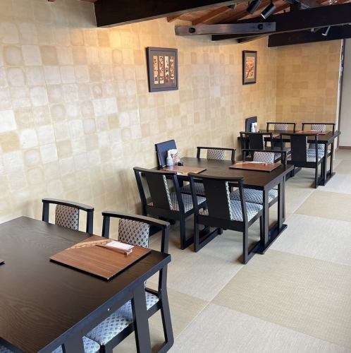 2人～4名様用のテーブル席。グループ利用に嬉しいテーブル席がございます。少人数から大人数までその日のシーンに合わせてご利用いただけます。