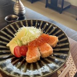 レアサーモンフライのいくら添え