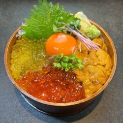 黄金いくらの王道三色丼