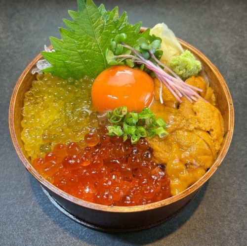 黄金いくらの王道三色丼