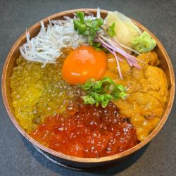 黄金いくらの四色丼