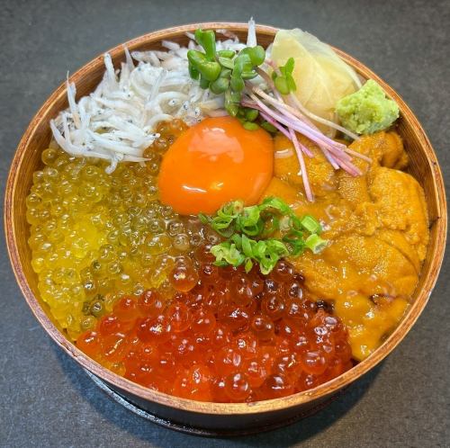 黄金いくらの四色丼