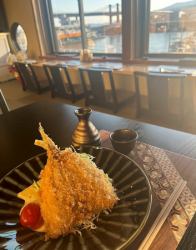 店内仕込みの真鯵フライ