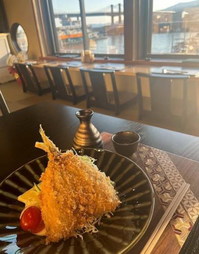 店内仕込みの真鯵フライ