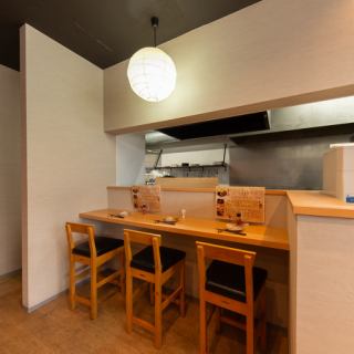 厨房の活気と職人の手技を目の前で堪能できる、わずか3席だけの特別なカウンター席。ゆったりとした時間が流れる大人の特等席は、お一人様での贅沢なディナーや、大切なパートナーとの深い語らいのひとときにも最適です。いつでもふらりとお気軽にお立ち寄りいただき、贅沢なライブ感と心地よい空間をお楽しみください。