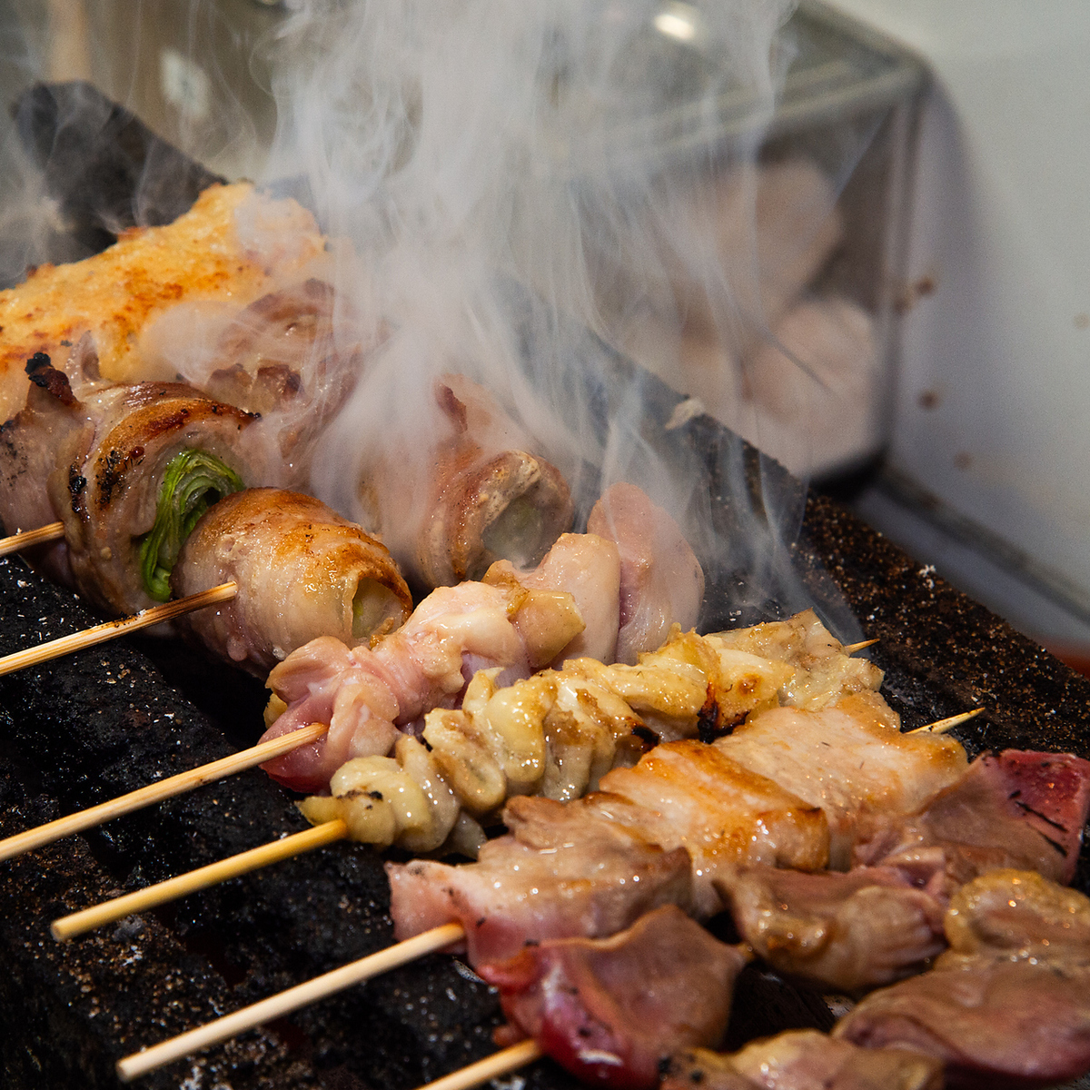 ジューシーな旨味の厳選地鶏を、香ばしい炭火焼き鳥で楽しむ店。