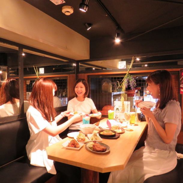 整个楼层最多可容纳18人，宽敞舒适的空间。9道菜的无限量畅饮套餐2,980日元，适合想大口享用本店引以为豪的肉类料理的团体组.Masu☆