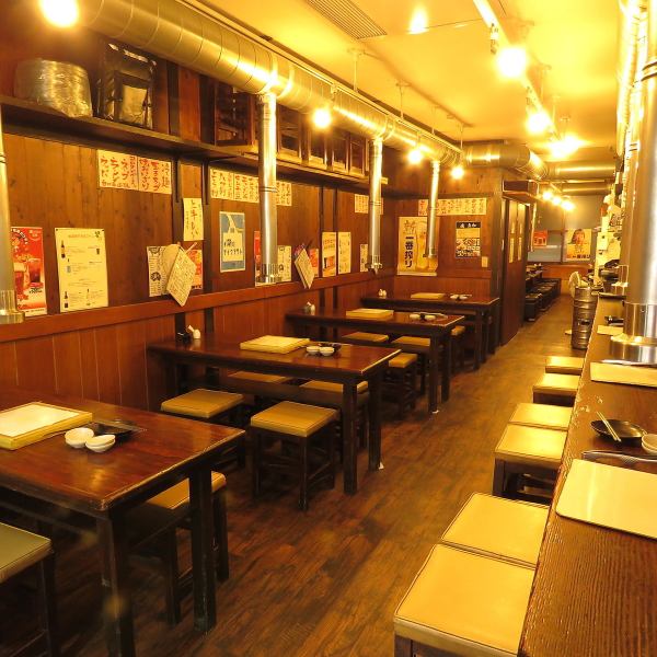 【入り口からは想像できない広々とした店内！総席数76席★】たくさんのテーブル席をご用意しております。会社宴会やご家族でのご利用時におすすめ♪飲み放題コースがあるので歓送迎会はもちろん、プライベートでのご利用にも◎落ち着いた空間でおいしいお料理をご堪能ください！