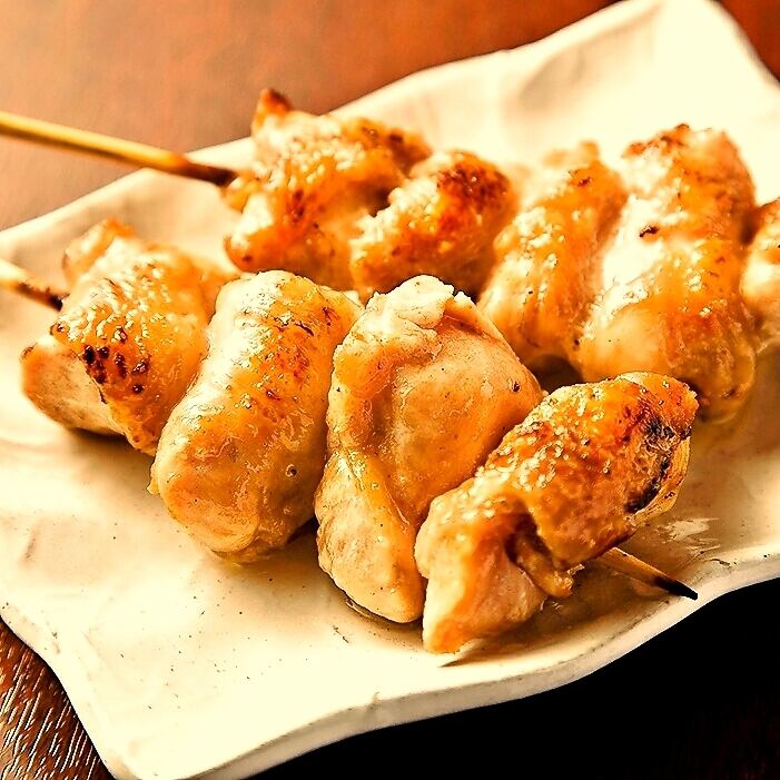 The yakitori made with "Daisen chicken" grown amidst the natural bounty of Mt. Daisen is a must-try!