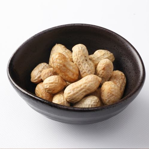 Boiled peanuts in salt