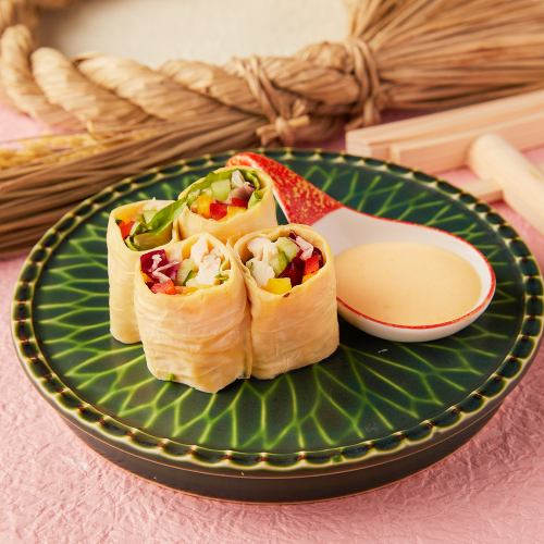 蒸し鶏と彩り野菜の生湯葉巻き