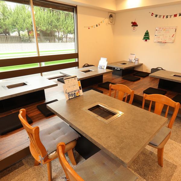 モダンな落ち着きのある空間で最高品質の黒毛和牛をご堪能いただけます。4名テーブルを6卓ご用意しておりますので広々としたお席でごゆっくりとお寛ぎいただけます。様々なシーンでご利用ください。