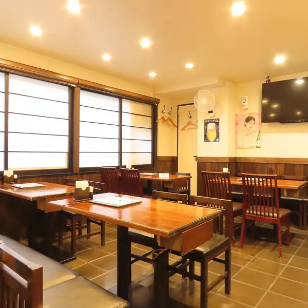 広々したテーブル席と開放感あふれる店内は大型宴会にも最適。貸切対応可能で、人数に合わせた柔軟なアレンジが特徴です!木目を基調とした落ち着いたインテリアが食事と会話をより楽しく演出し、大人数でも圧迫感のない空間を提供♪宴会利用時には飲み放題も追加でき、ゆったりと韓国料理を満喫できます。