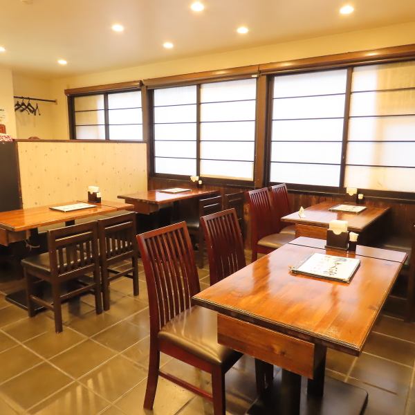 少人数やカップル利用にぴったり☆少人数で訪れても心地よく過ごせる設計で、料理やドリンクを間近で堪能できます。静かでリラックスした空気が広がり、落ち着いた時間を過ごしたい方に最適です。シンプルながら清潔感のある内装が安心感を与え、時間を忘れて楽しめます♪