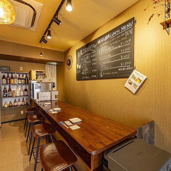 カウンター席は、温かみのある木製のカウンターとシンプルでスタイリッシュなデザインが魅力です。落ち着いた雰囲気の中で、ゆったりとお食事を楽しむことができます。カウンターの背面には、黒板メニューが掲示されており、日替わりのおすすめや豊富なランチメニューが一目で分かります。