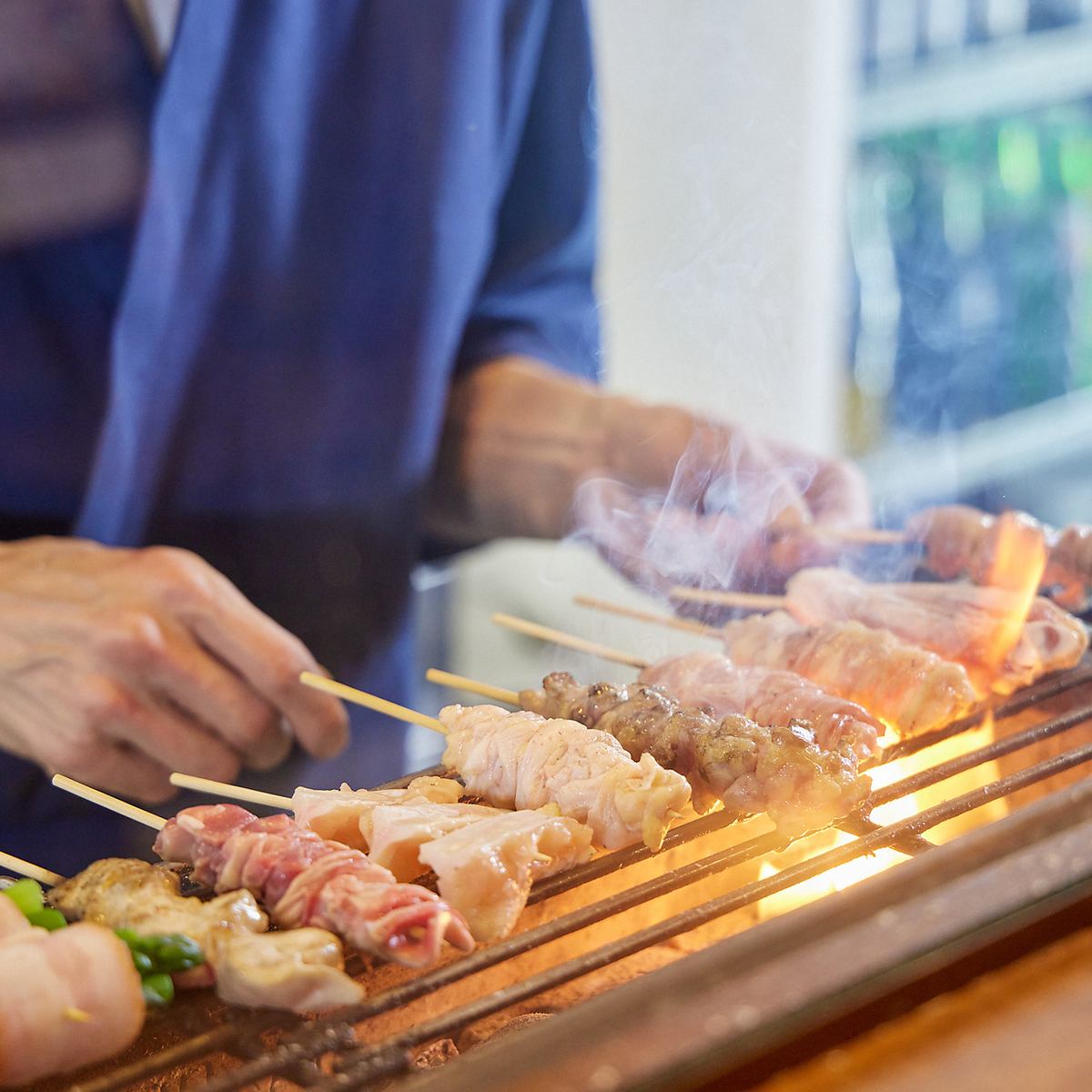 《炭火でじっくり焼き上げる串とオツな逸品で乾杯》