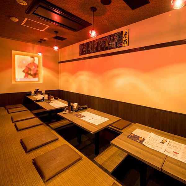 【お座敷半個室】4名様用のテーブルが4卓並び、22名様まで対応できる半個室。貸切は13名様からOKです。足をのばして寛げる掘りごたつタイプのお部屋でゆったりとお過ごしください。