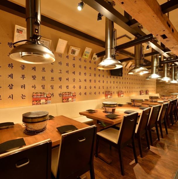 【最大宴会30名様までOK！】ロースター完備で清潔感ある店内！職場のご宴会や女子会、ご家族の集まりに最適◎ランチ予約も受付中！お得な飲み放題コースや食べ放題コース、こだわりの韓国料理をゆったりとした店内でお召し上がりくださいませ。また、誕生日や記念日に最適なアニバーサリーコースもご用意しております★