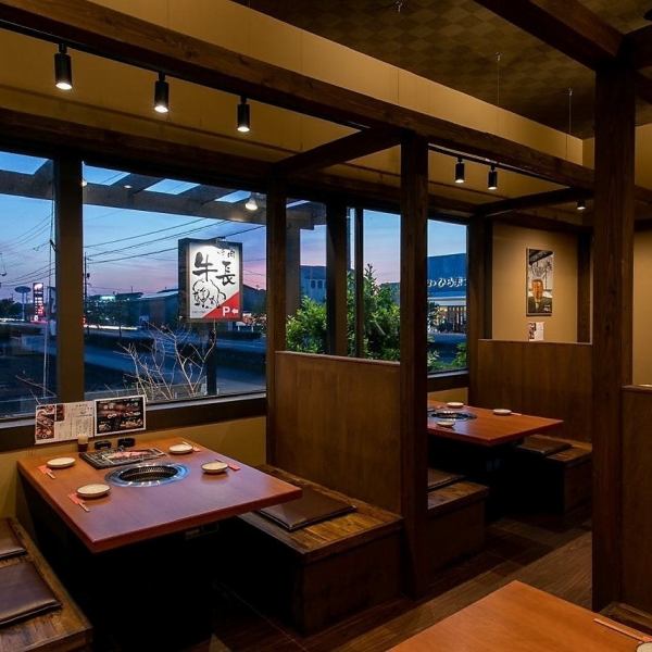 当店のテーブル席はBOX席となっており、周囲を気にせず焼肉をお楽しみいただけます。気のおけない友人との飲み会や、仕事終わりにふらっと立ち寄り仲間と一杯などにもおすすめ！もちろんファミリーやデートにも◎こだわりの熟成肉を心ゆくまでご堪能ください。ご予約お待ちしております。