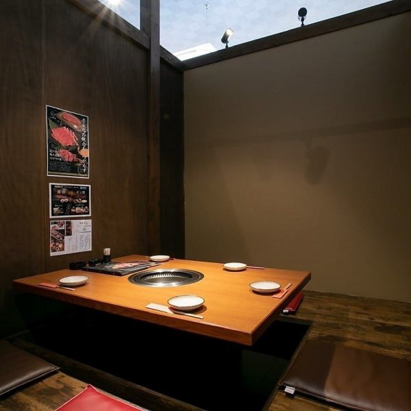 足を伸ばしてゆったり座れる、掘りごたつ席の完全個室です。3部屋あり、壁の仕切りを外して最大15名様までのご利用も可能◎お子様連れでも周囲を気にすることなくお過ごしいただけます。ご家族揃ってのお食事や記念日、女子会、宴会などにおすすめです。プライベート空間でこだわりの焼肉をご堪能ください。