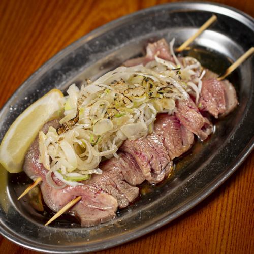 Grilled green onion and beef tongue skewers