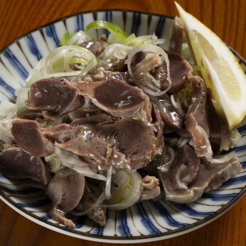 Chicken gizzards with green onion, salt and lemon (chicken gizzards)