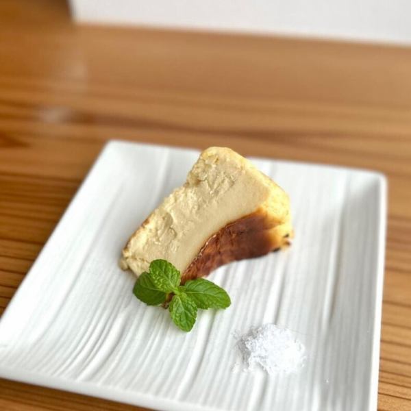 【女性に大人気な絶品スイーツ☆】お塩と召し上がるバスクチーズケーキ　680円 (税込)