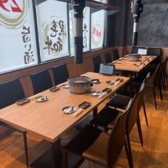 2F席には半個室の宴会席をご用意しております。最大14名様までご利用可能。2つのテーブルを繋げてもご利用いただけます。お気軽にお問合せください。