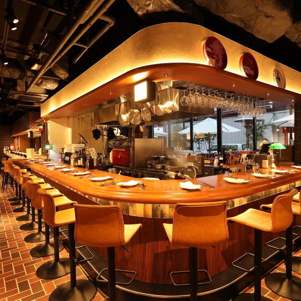 木の温かみを感じるイタリアンテイストな内装がとってもおしゃれ◎オープンキッチンを囲むカウンター席は、調理のライブ感を楽しめる特等席です。シェフとの会話も弾むアットホームな空間は、デートやお一人様でのご利用、ちょい飲みにもぴったりなお席です。